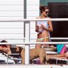 Alessandra Ambrosio profite d'une belle journée à Los Angeles sur la plage avec ses amis pendant une partie de volley-ball. Los Angeles le 7 juillet 2012