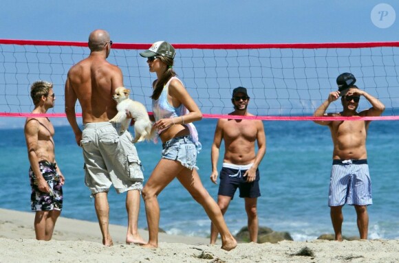 Partie de volley-ball ensoleillée pour Alessandra Ambroio et ses amis à Los Angeles. Le 7 juillet 2012