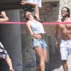 Partie de volley-ball ensoleillée pour Alessandra Ambroio et ses amis à Los Angeles. Le 7 juillet 2012