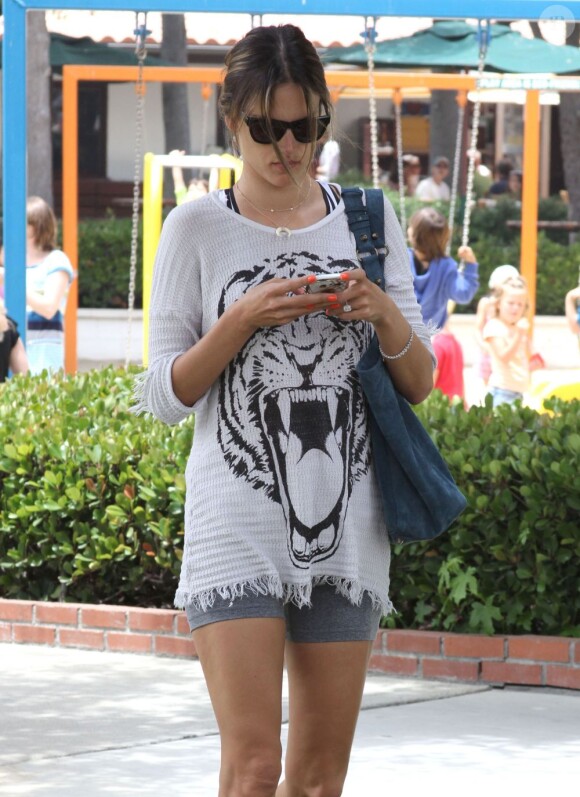 Alessandra Ambrosio se balade à L.A. Le 7 juillet 2012