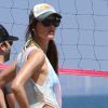 La superbe Alessandra Ambrosio passe une belle journée sur la plage de Los Angeles le 7 juillet 2012