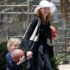 EXCLU : Marcia Cross va jouer au basket avec son mari Tom Mahoney et leurs jumelles Eden et Savannah le 7 juillet 2012