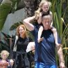 EXCLU : Marcia Cross va jouer au basket avec son mari Tom Mahoney et leurs jumelles Eden et Savannah le 7 juillet 2012