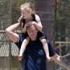 EXCLU : Eden adore être sur les épaules de son papa Tom Mahoney avant une partie de basket en famille avec sa maman Marcia Cross et sa soeur jumelle Savannah le 7 juillet 2012 à Los Angeles
