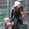 EXCLU : Marcia Cross s'occupe de toute sa petite famille pendant que l'adorable Savannah garde le ballon de basket le 7 juillet 2012 à Los Angeles