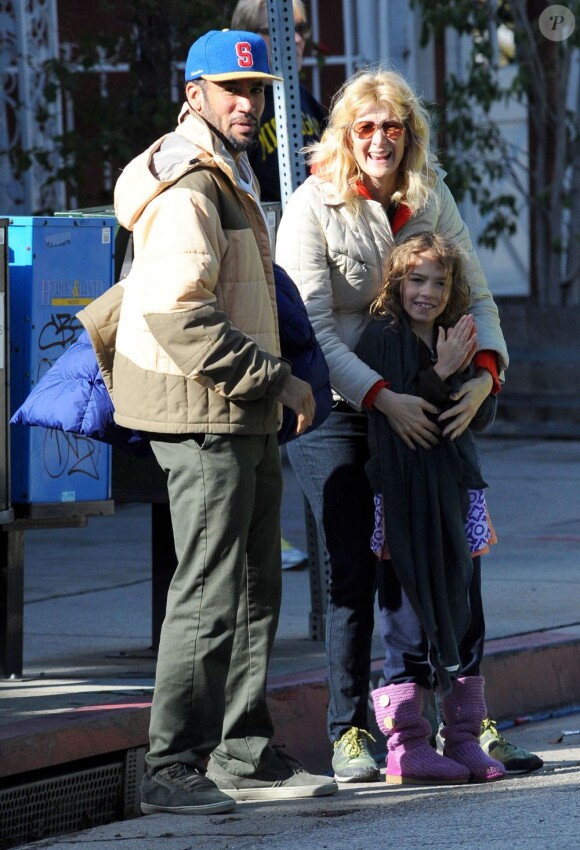 Laura Dern et Ben Harper complices lors d'une balade en famille avec leur fille à Los Angeles. Mars 2012