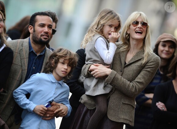 Laura Dern et Ben Harper avec leurs enfants Ellery et Jaya, à Los Angeles, le 16 décembre 2009.