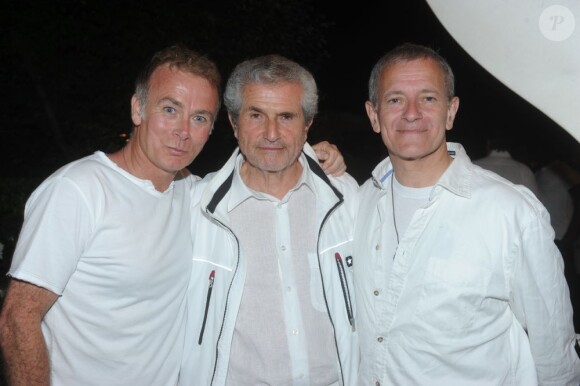 Franck Dubosc, Claude Lelouch et Francis Huster à la Soirée blanche organisée par le chef Christophe Leroy, aux Moulins de Ramatuelle, le dimanche 8 juillet 2012.