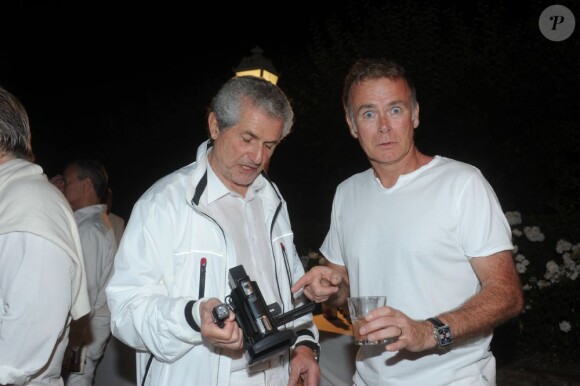 Franck Dubosc et Claude Lelouch à la Soirée blanche organisée par le chef Christophe Leroy, aux Moulins de Ramatuelle, le dimanche 8 juillet 2012.