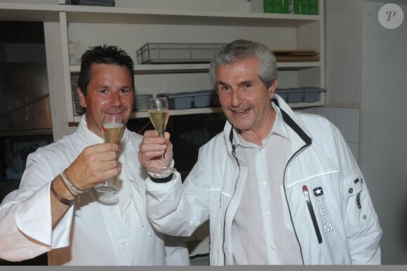 Le chef Christophe Leroy et Claude Lelouch à la Soirée blanche, aux Moulins de Ramatuelle, le dimanche 8 juillet 2012.