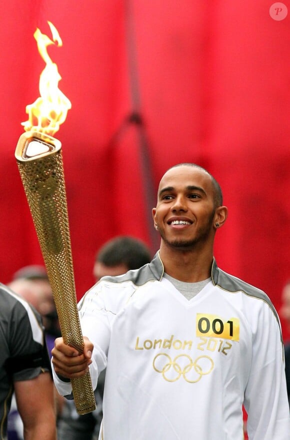 Lewis Hamilton porte la flamme Olympique à Luton le 9 juillet 2012