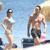 Kelly Brook et son compagnon Thom Evans profitent des joies de la mer et du soleil sur l'île d'Ischia, en Italie, le 9 juillet 2012