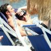 Kelly Brook et son compagnon Thom Evans profitent des joies de la mer et du soleil sur l'île d'Ischia, en Italie, le 9 juillet 2012