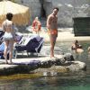 Kelly Brook et son compagnon Thom Evans profitent des joies de la mer et du soleil sur l'île d'Ischia, en Italie, le 9 juillet 2012