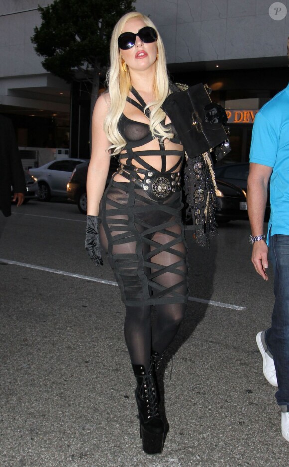 Lady Gaga, toute harnachée, sort d'un restaurant de Beverly Hills, le 10 juillet 2012.