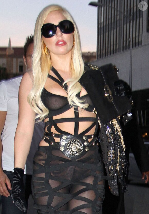 Lady Gaga sort d'un restaurant de Beverly Hills, le 10 juillet 2012.