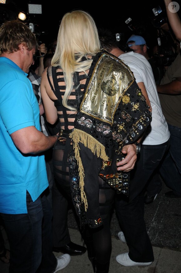 Lady Gaga sort d'un restaurant de Beverly Hills, le 10 juillet 2012.
