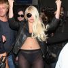 Lady Gaga à la descente de son avion, aéroport de Los Angeles, le 9 juillet 2012.