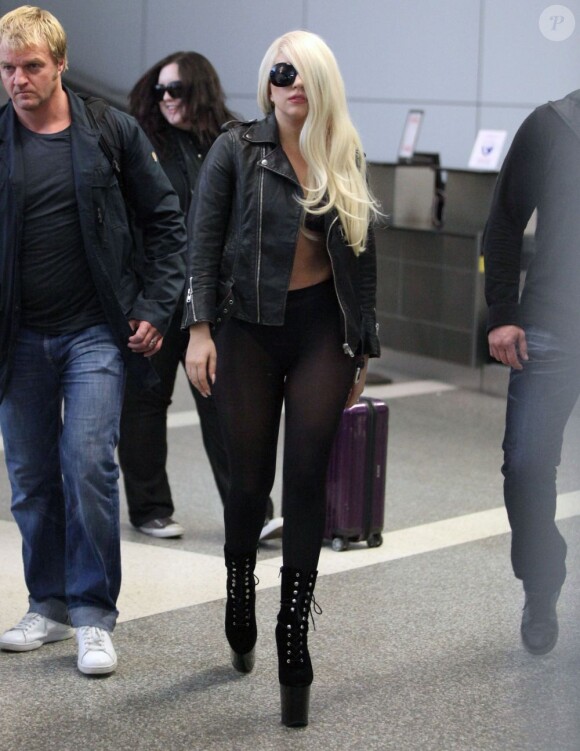 Lady Gaga à la descente de son avion, aéroport de Los Angeles, le 9 juillet 2012.