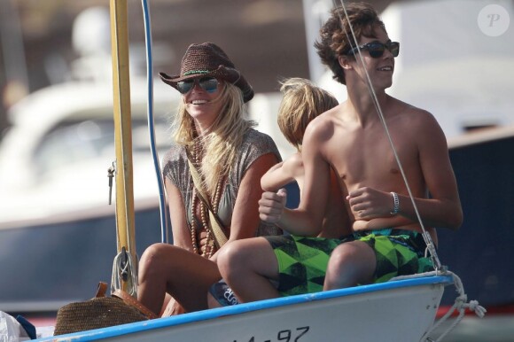 Exclusif : Elle Macpherson, souriante durant sa balade en bateau à Ibiza. Le 11 juillet 2012.