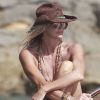 Exclusif : Elle Macpherson se détend à Ibiza durant une balade en bateau. Le 11 juillet 2012.