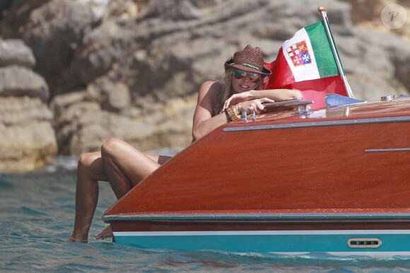 Exclusif : Elle Macpherson vacancière sexy sur un bateau à Ibiza. Le 11 juillet 2012.