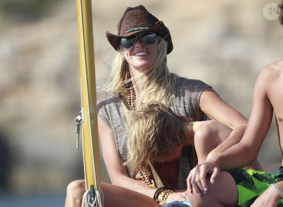 Exclusif : Elle Macpherson fait du bateau avec son fils Aurelius à Ibiza. Le 11 juillet 2012.