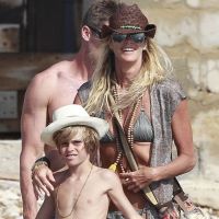 Elle Macpherson : Aventurière en bikini avec son fils, elle s'essaie à la pêche
