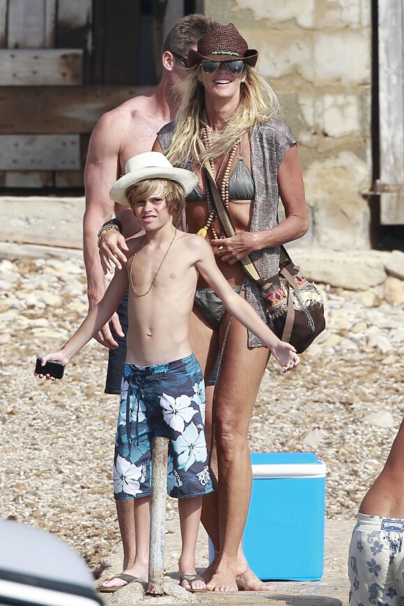 Exclusif : Elle Macpherson et son fils Aurelius passent du bon temps à Ibiza. Le 11 juillet 2012.