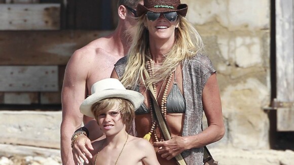 Elle Macpherson : Aventurière en bikini avec son fils, elle s'essaie à la pêche