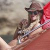 Exclusif : Elle Macpherson se dore la pilule sur un bateau à Ibiza. Le 11 juillet 2012.