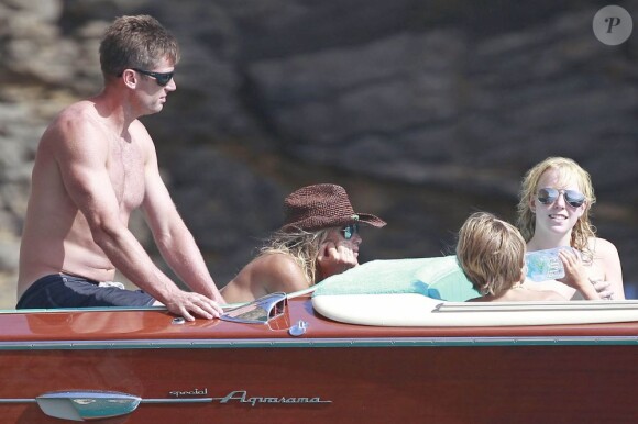 Exclusif : Elle Macpherson fait du bateau avec son fils Aurelius et quelques amis. Ibiza, le 11 juillet 2012.
