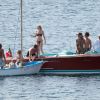 Exclusif : Elle Macpherson et ses compagnons d'un jour prennent la mer avec deux embarcations. Le 11 juillet 2012.