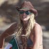 Exclusif : Elle Macpherson se dore la pilule sur un bateau à Ibiza. Le 11 juillet 2012.