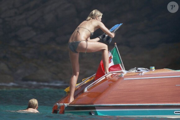 Elle Macpherson sort de l'eau après séance de pêche aux oursins. Ibiza, le 11 juillet 2012.