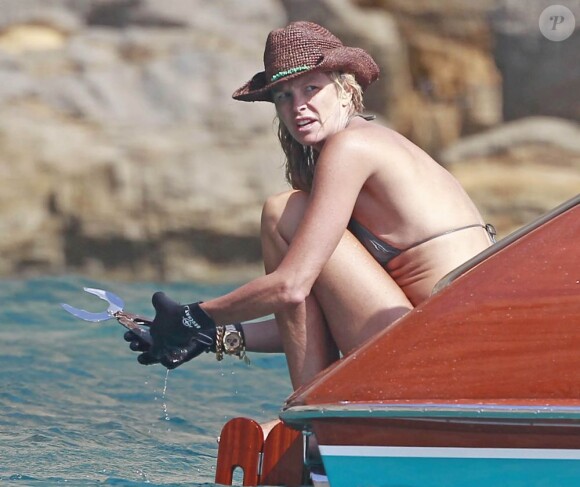 Elle Macpherson part à la pêche aux oursins durant une balade en bateau. Ibiza, le 11 juillet 2012.