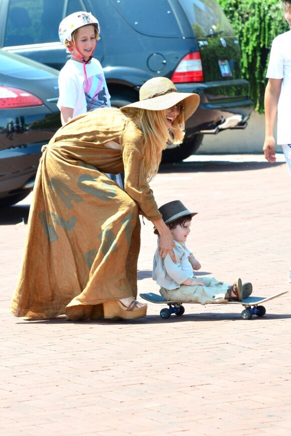 Skyler fait du skate-board à sa façon sous l'oeil amusé de sa mère Rachel Zoe. Malibu, le 11 juillet 2012.