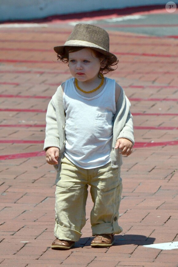 Le petit et craquant Skyler durant un après-midi détente au Malibu Country Mart avec sa mère Rachel Zoe. Malibu, le 11 juillet 2012.