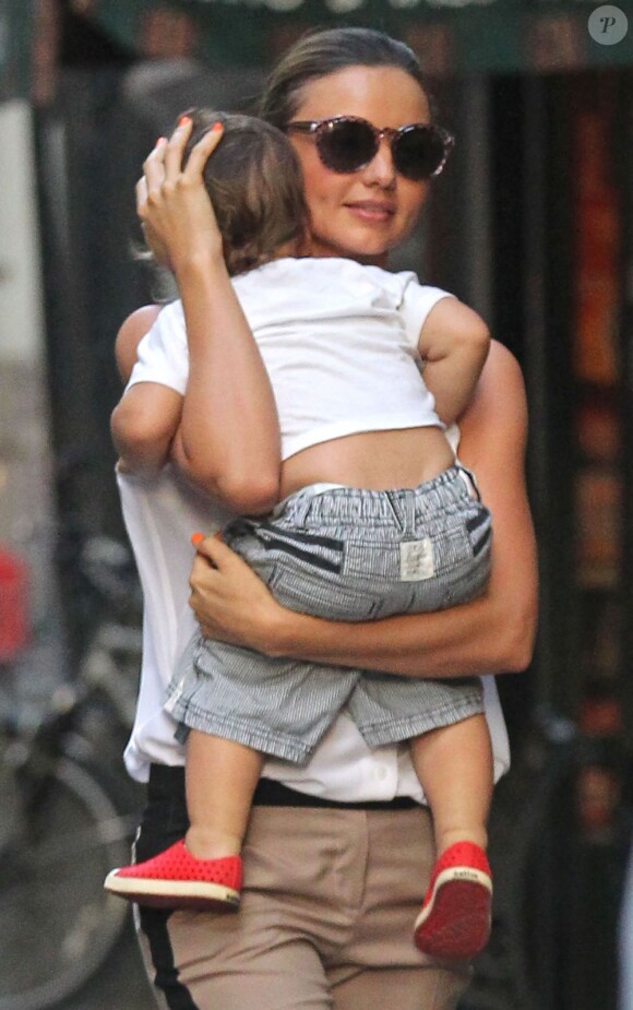Miranda Kerr dans une tenue casual chic et Flynn dans les rues de New York le 11 juillet 2012