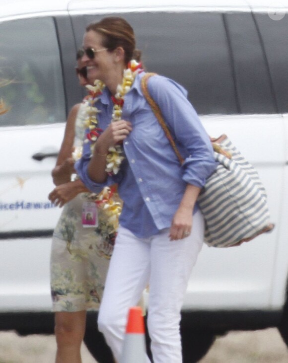 Julia Roberts enchantée de débarquer à Hawaï le 10 juillet 2012 avec toute sa famille