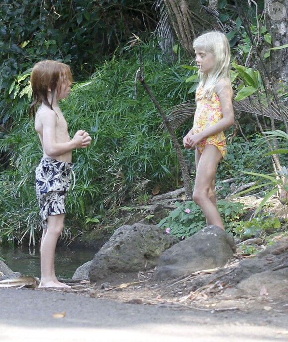 Les jumeaux Phinnaeus et Hazel profitent de leurs vacances à Kauai le 12 juillet 2012 pendant que Julia Roberts se repose