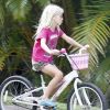 La petite Hazel chevauche son vélo lors de ses vacances à Kauai pendant que sa maman Julia Roberts se repose