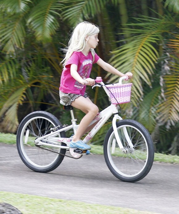 La petite Hazel chevauche son vélo lors de ses vacances à Kauai pendant que sa maman Julia Roberts se repose