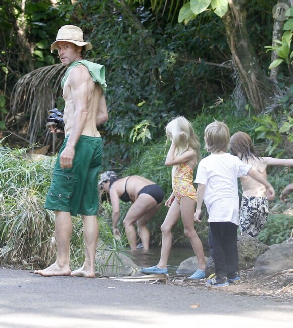 Daniel Moder, ses jumeaux Phinnaeus et Hazel et le petit dernier Henri profitent de leurs vacances à Kauai pendant que Julia Roberts se repose le 12 juillet 2012