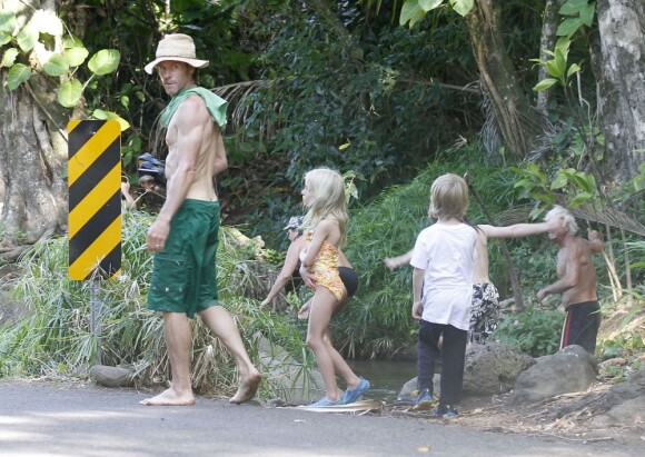 Daniel Moder, ses jumeaux Phinnaeus et Hazel et le petit dernier Henri profitent de leurs vacances à Kauai pendant que Julia Roberts se repose le 12 juillet 2012
