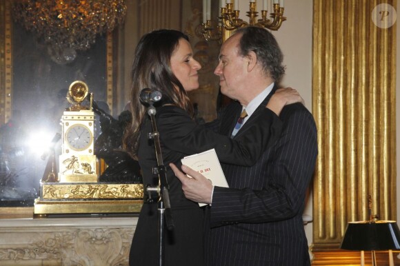 Passation de pouvoir chaleureuse entre Frédéric Mitterand et Aurélie Filippetti au ministère de la Culture et de la Communication, à Paris, le 17 mai 2012.