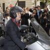 Frédéric Mitterand quitte le ministère de la Culture et de la Communication en scooter, à Paris, le 17 mai 2012.