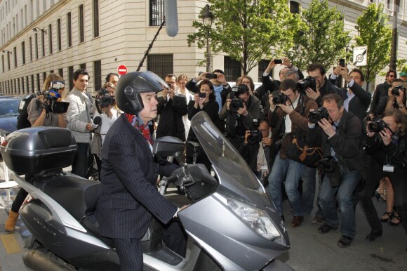 Frédéric Mitterand quitte le ministère de la Culture et de la Communication en scooter, à Paris, le 17 mai 2012.