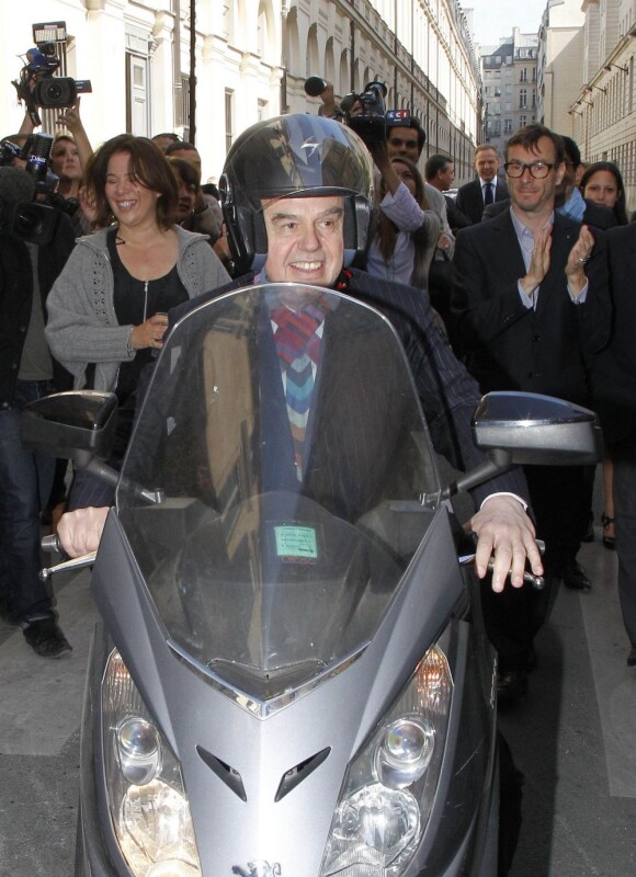 Frédéric Mitterand quitte le ministère de la Culture et de la Communication en scooter, à Paris, le 17 mai 2012.