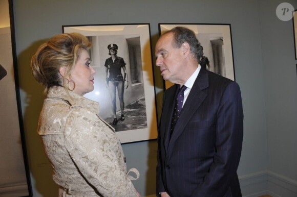Frédéric Mitterrand et Catherine Deneuve au vernissage de l'exposition Helmut Newton au Grand Palais, à Paris, le 23 mars 2012.